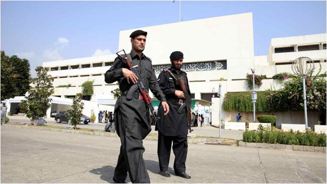 Frontier Constabulary (FC) personnel walk past the Parliament building in Islamabad, Pakistan October 5, 2017. Credit: Reuters Photo