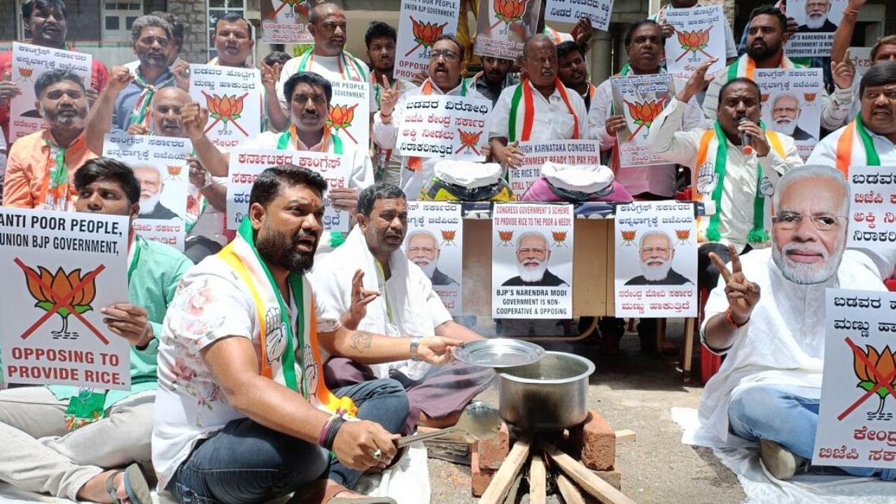 Congress party members protest against the central government for not providing rice to Karnataka government under 'Anna Bhagya scheme'. Credit: IANS Photo