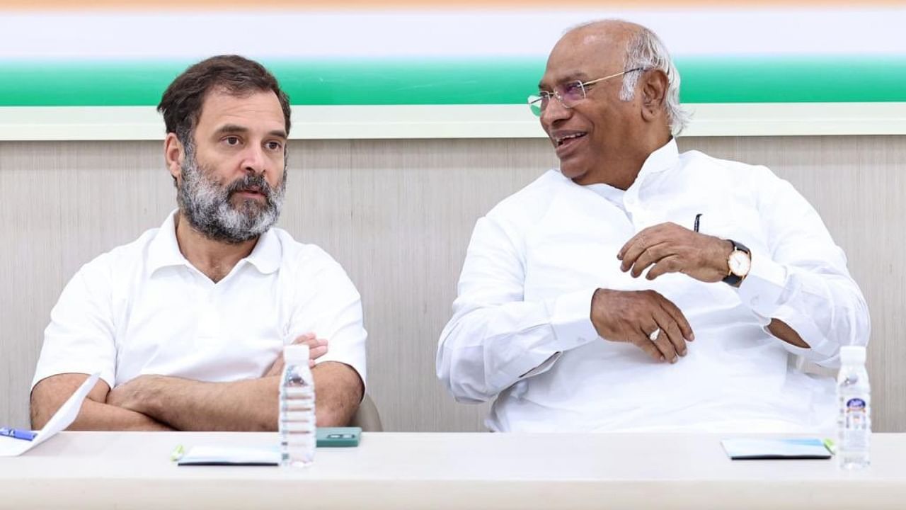 Congress President Mallikarjun Kharge (R) and senior leader Rahul Gandhi (L). Credit: Twitter/@kharge
