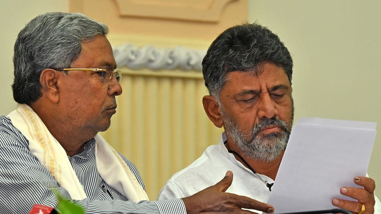 Karnataka Chief Minister Siddaramaiah (L) and Deputy Chief Minister D K Shivakumar (R). Credit: DH File Photo
