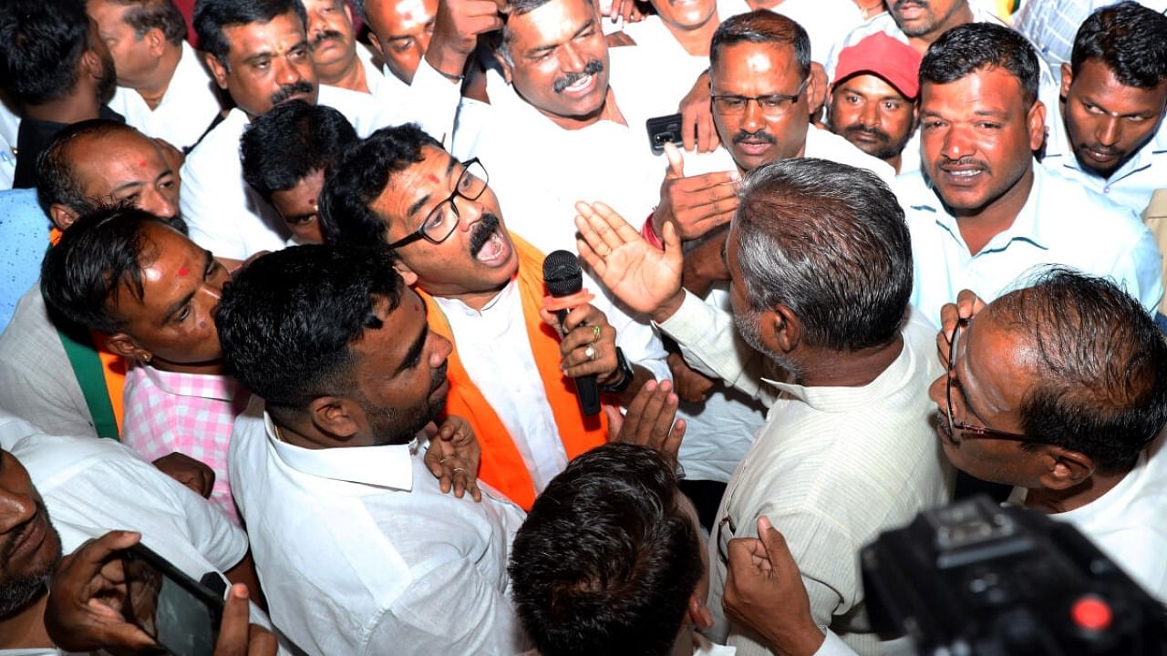 BJP workers protest, demanding expulsion of those indulging in anti-party activities, in Bagalkot on Monday. Credit: DH Photo