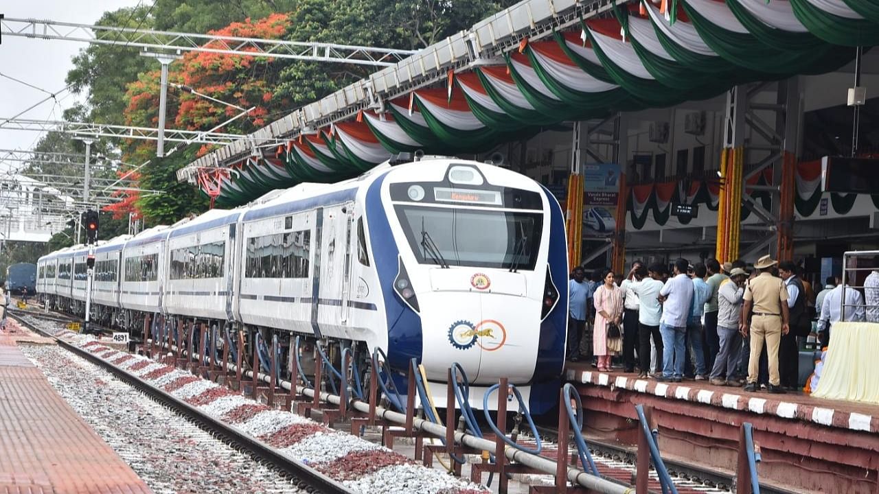 Vande Bharat on its inaugural run from Dharwad to Bengaluru. Credit: DH Photo