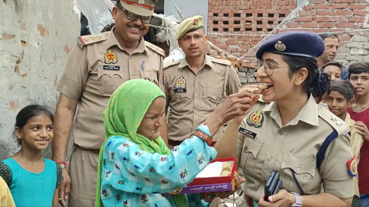 Sharma went to the village again on Monday along with Station House Officer (SHO) Jitendra Kumar Saxena. She contacted the electricity department and got a power connection installed in the elderly woman's house. A pedestal fan was also given to her. Credit: Twitter/@ipsanukriti14