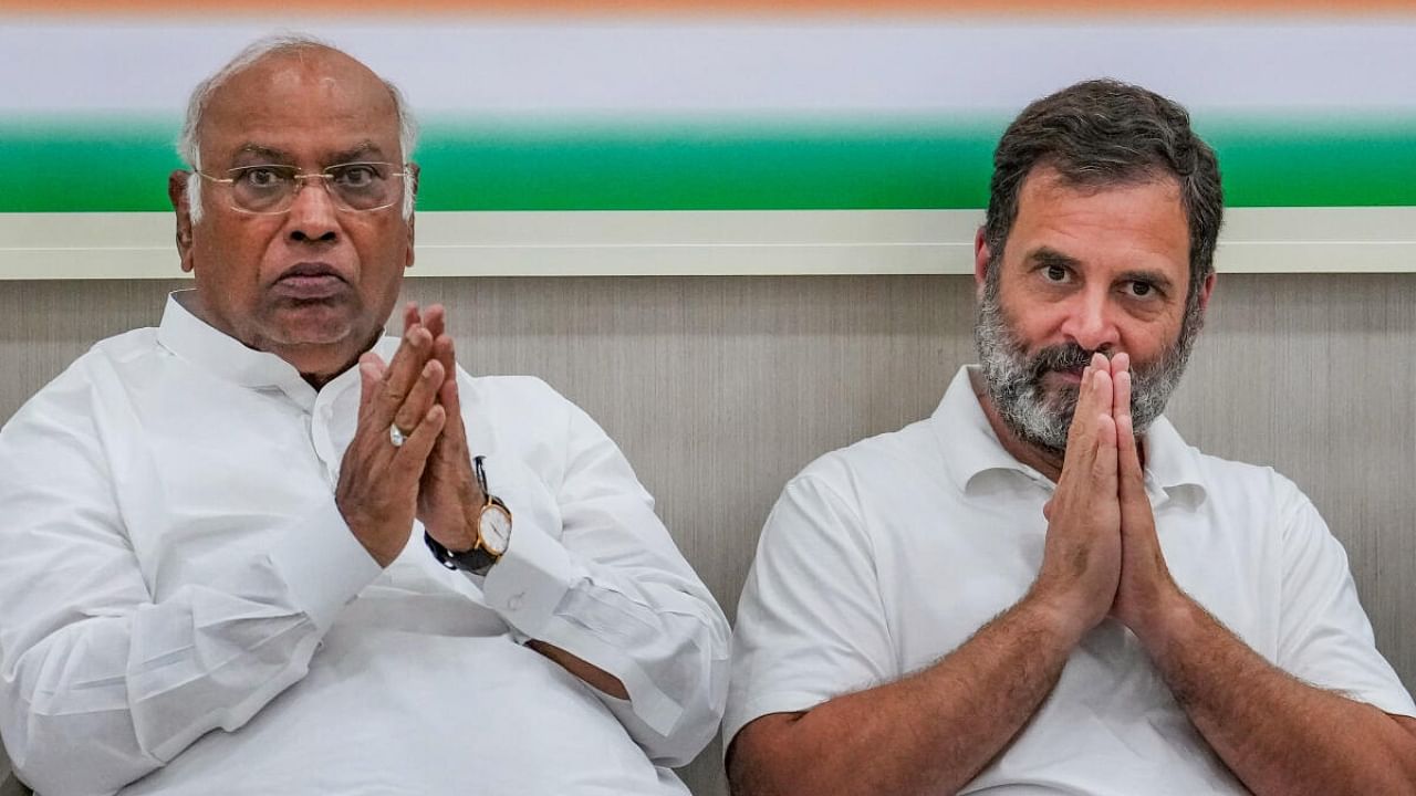 Congress's Rahul Gandhi (right) and Mallikarjun Kharge (left). Credit: PTI Photo