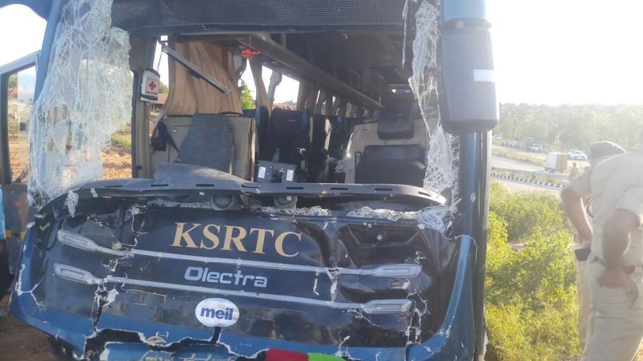 The mangled remains of KSRTC electric bus that rammed a goods carrier on Mysuru-Bengaluru Expressway near Jayapura in Ramanagar taluk on Wednesday evening. Credit: Special Arrangement