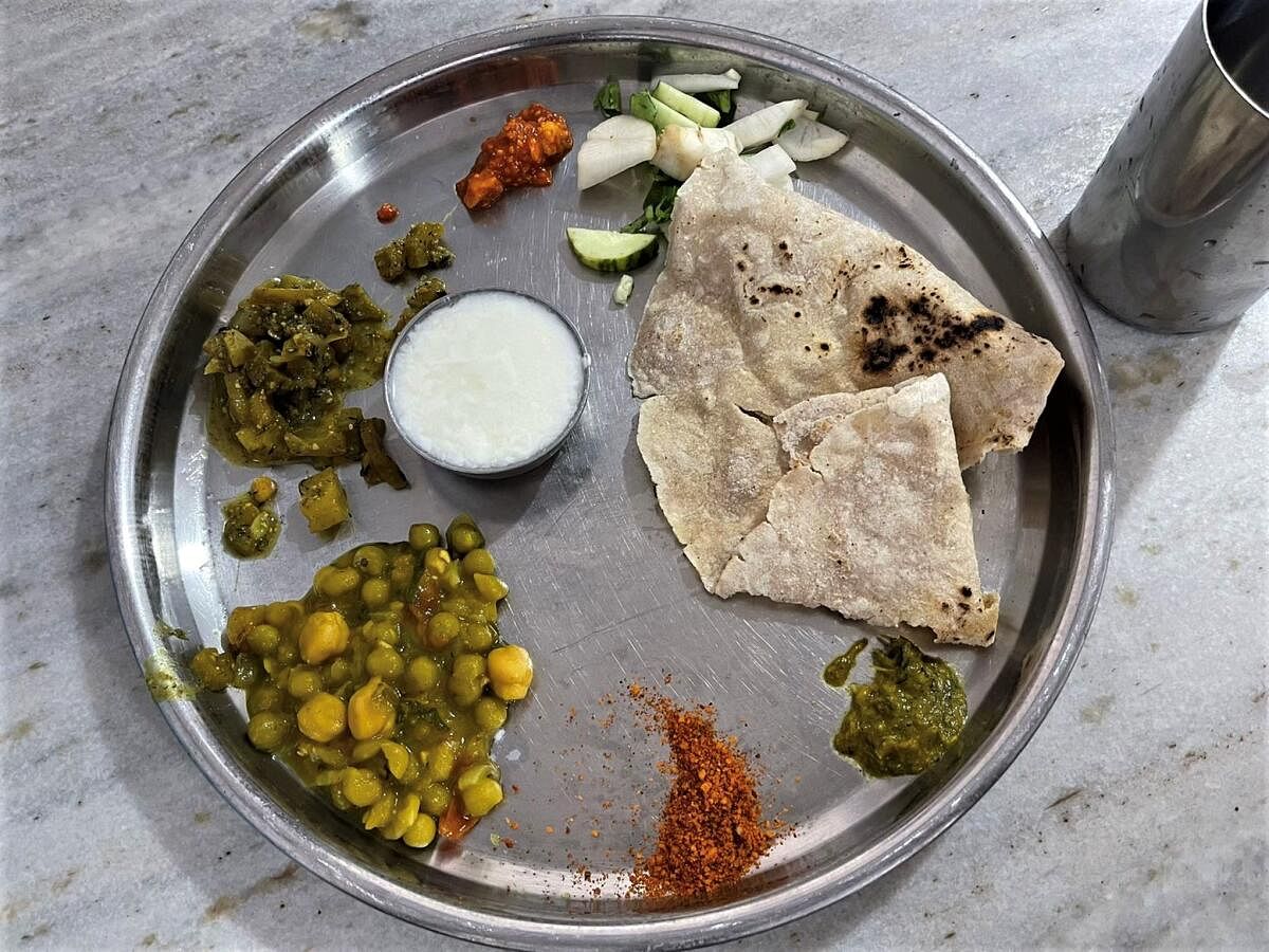 The lunch plate at a khanavali.