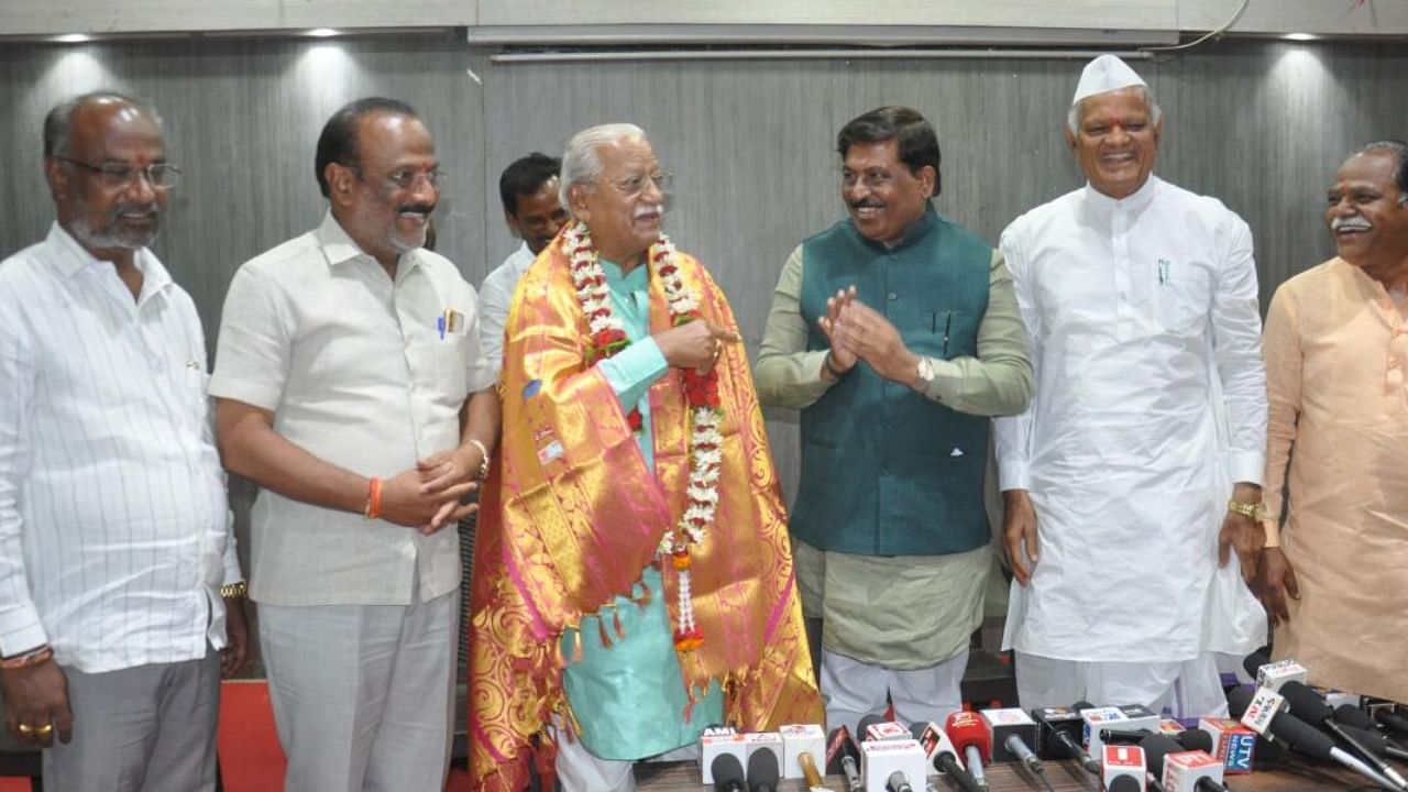 Former minister Murugesh Nirani felicitates Bijapur MP Ramesh Jigajinagi on the occasion of his birthday in Vijayapura on Wednesday. Former minister S K Bellubbi and others were present. Credit: DH Photo