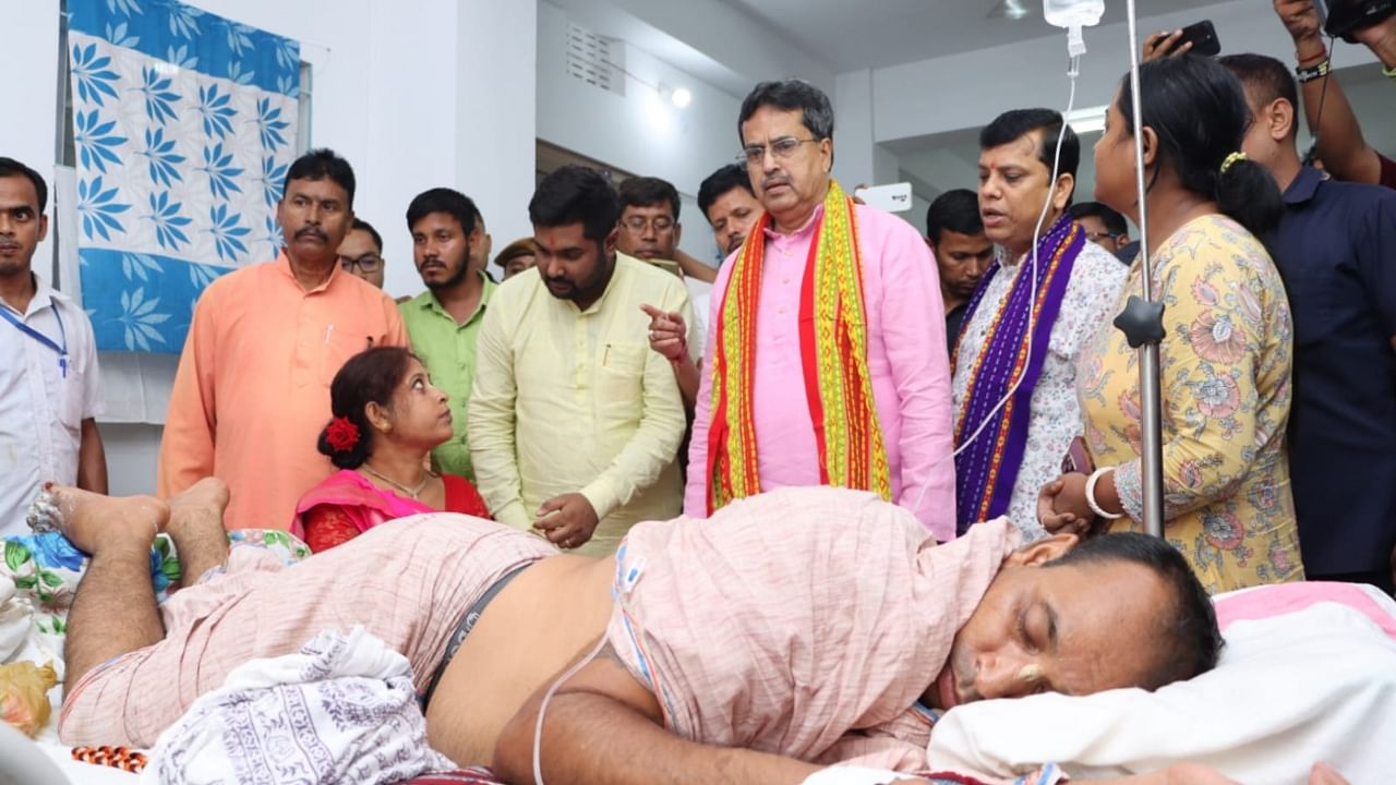 Tripura CM Manik Saha visiting a hospital where injured were admitted. Credit: Special Arrangement