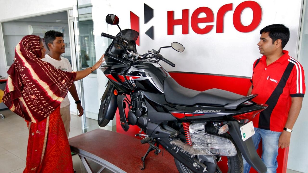 <div class="paragraphs"><p>Customers look at a Hero MotoCorp Karizma motorbike at a Hero MotoCorp showroom in the western Indian city of Ahmedabad. </p></div>