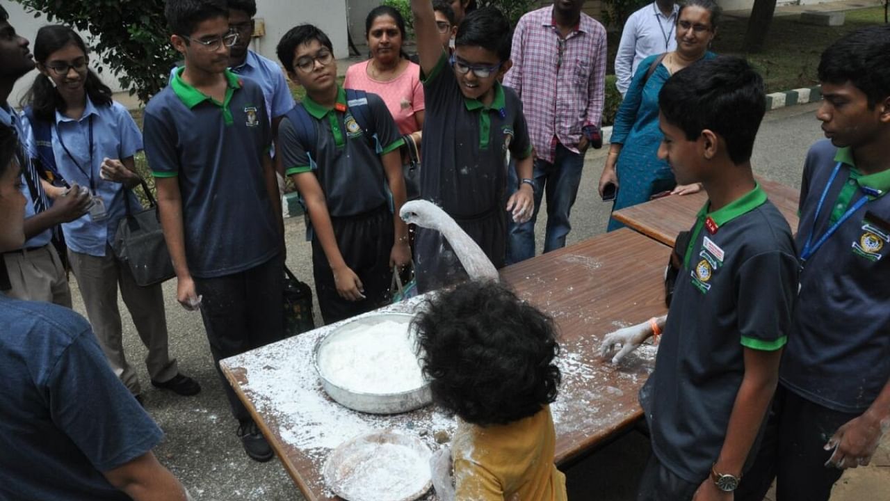 School students participate in experiments at the Indian Institute of Astrophysics, Koramangala. Credit: Special Arrangement