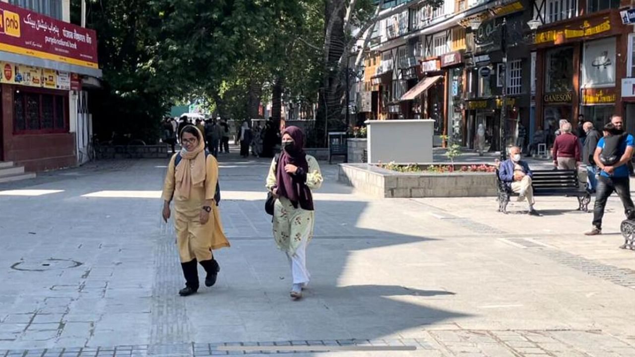 Commuters at Polo View market which has been redeveloped under Smart Cities Mission. The market has become pedestrian friendly. Credit: PTI File Photo