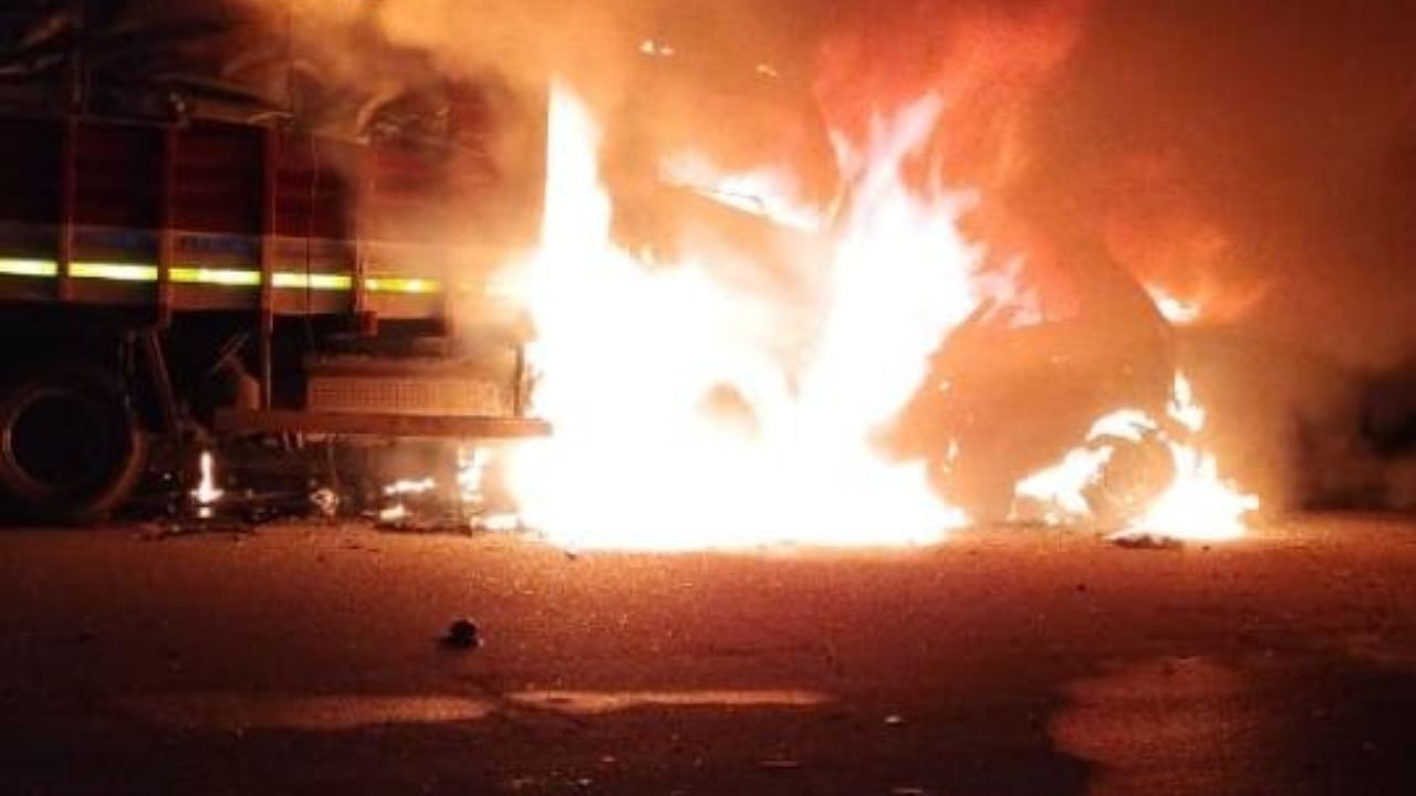 The goods vehicle from Ooty was bound for Bengaluru, when the speeding car coming from the Mysuru side, collided with it. Credit: Special Arrangement