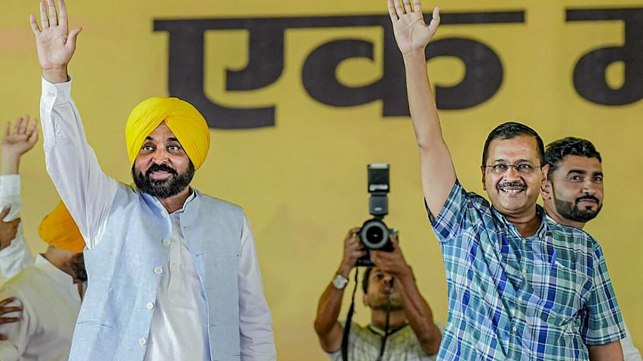 Bhagwant Mann and Arvind Kejriwal at an AAP rally in Bilaspur, Chhattisgarh. Credit: PTI Photo