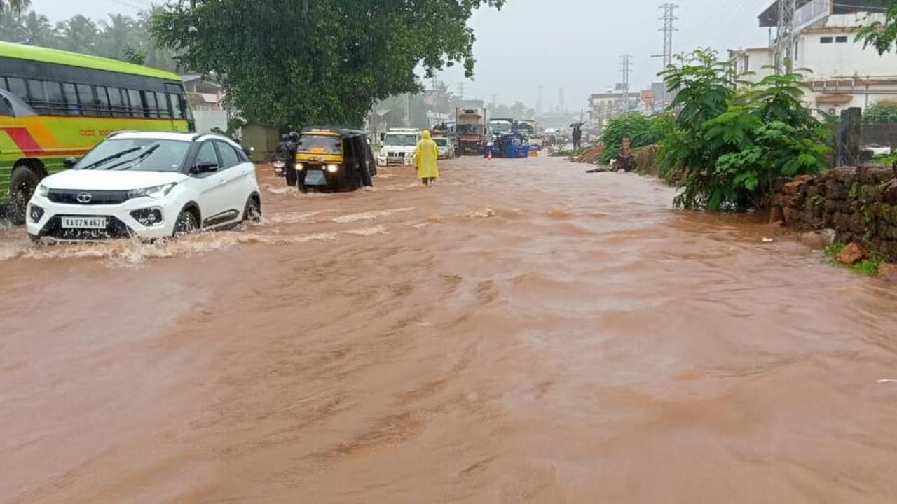 Flood on Bengaluru road after rains. Credit: DH Photo