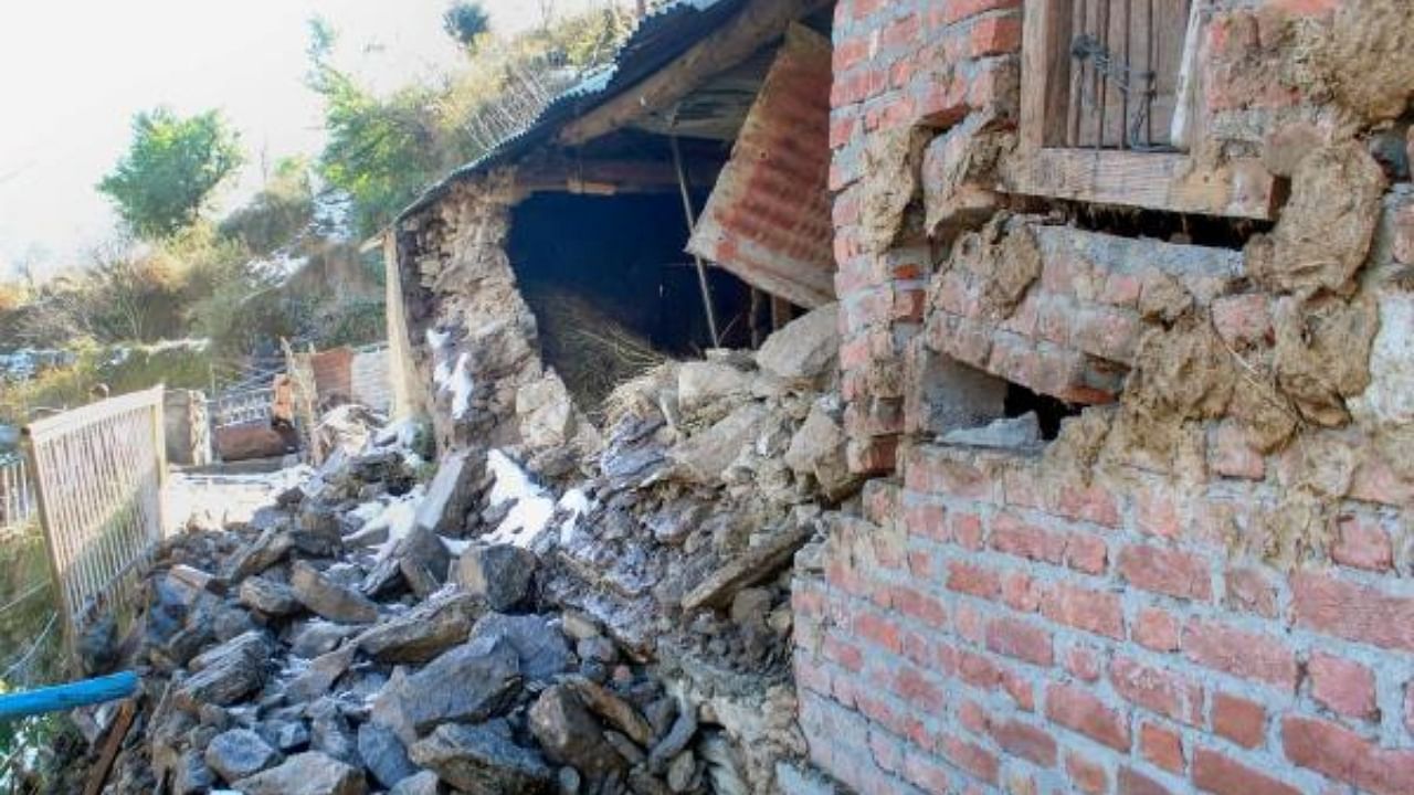 <div class="paragraphs"><p>Building hit by subsidence in Joshimath. </p></div>