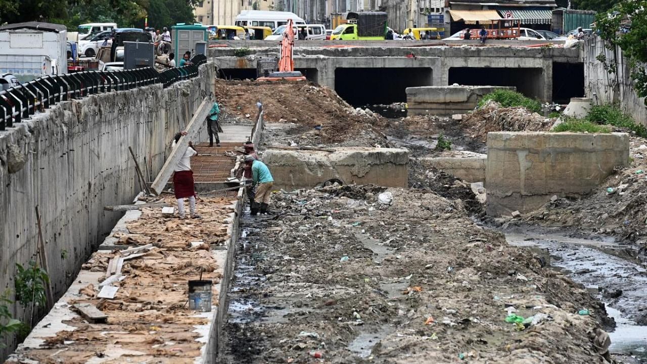 Workers clear a rajakaluve near Bannerghatta main road connecting Shantinagar's waterway project. Credit: DH Photo