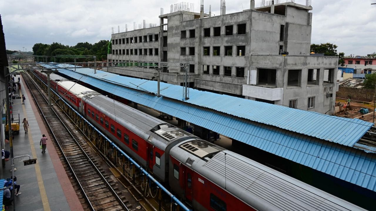 <div class="paragraphs"><p>Yeshwantpur railway station is getting a new station building, elevated roads, multi-level car park and an air-concourse under the Rs 377-crore project.</p></div>