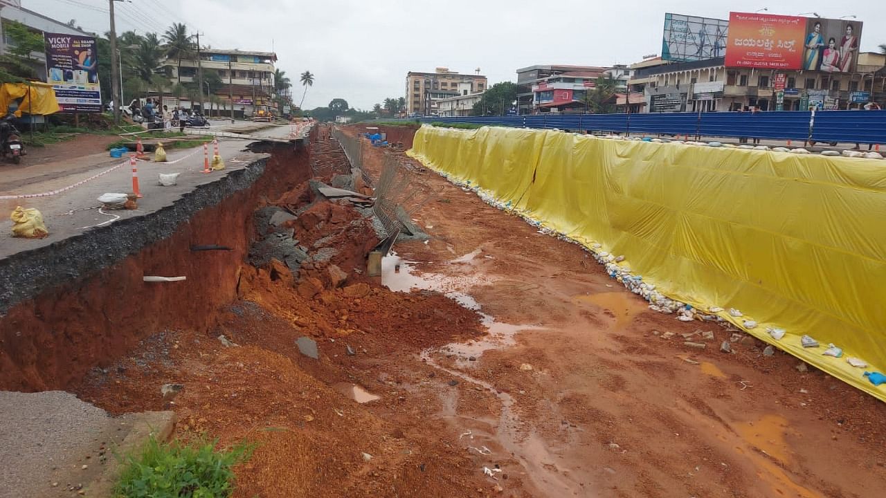 The portion of the service road at Santhekatte on NH 66 collapsed on Monday morning. Credit: Special arrangement
