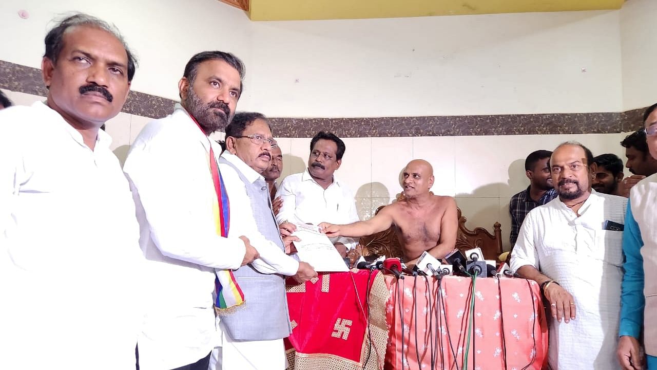 Parameshwara was speaking to reporters after meeting Jain seer Gunadharanandi Maharaj in Varur near Hubballi on Monday. Credit: Special arrangement