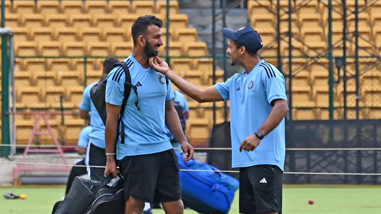 South Zone's Mayank Agarwal (right) and West Zone's Cheteshwar Pujara share a light moment during a practice session, ahead of the Duleep Trophy final at the M Chinnaswamy Stadium in Bengaluru on Tuesday. Credit: DH Photo/Pushkar V