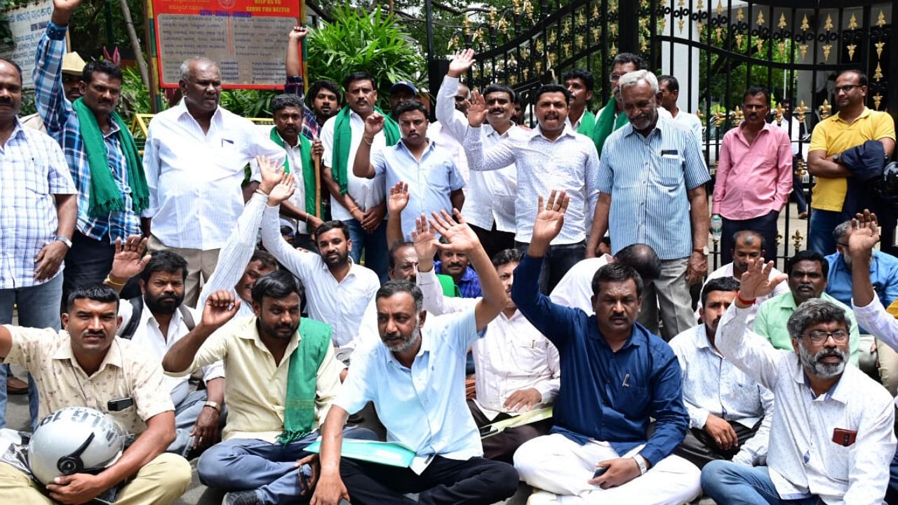Farmers and activists stage a protest in front of the BDA office on Monday. DH Photo/B K Janardhan