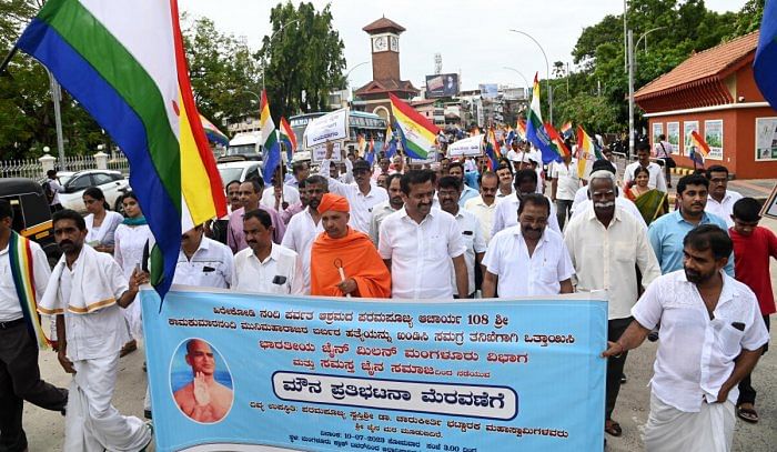 Jain community members take out a silent protest in Mangaluru condemning the murder of Kamkumar Nandi Maharaj of Nandi parvat mutt at Hirekodi village in Chikkodi taluk. DH PHOTO/Fakruddin H