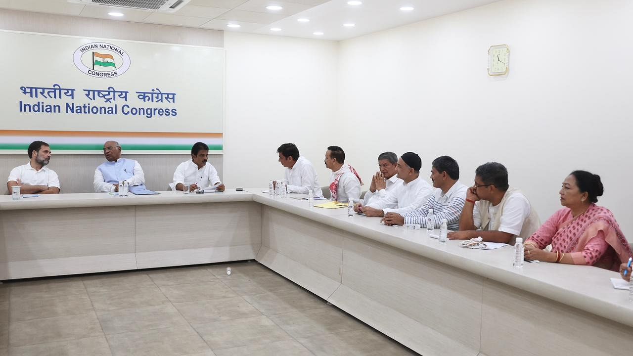 Uttarakhand Congress meeting with Mallikarjun Kharge and Rahul Gandhi. Credit: Twitter/@INCongress