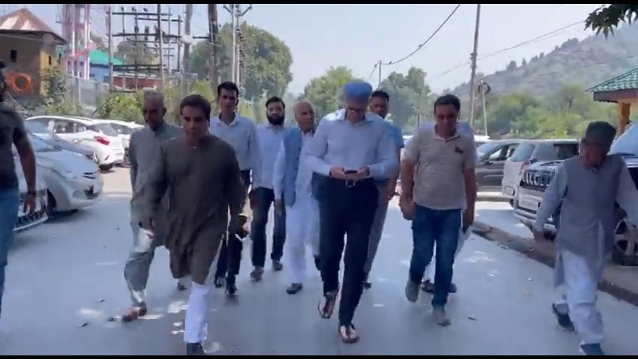 Abdullah set out to the office near Zero Bridge on foot from his home in the Gupkar area of the city. Credit: Twitter/@JKNC