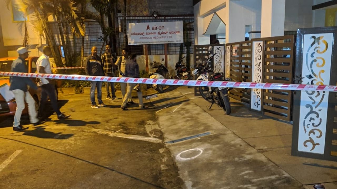 Police guard the four-storey building at Pampa Extension, Hebbal-Kempapura, where the MD and CEO of fibernet company Aironics Media Pvt Ltd were hacked to death by a thee-member gang on Tuesday. Credit: DH Photo