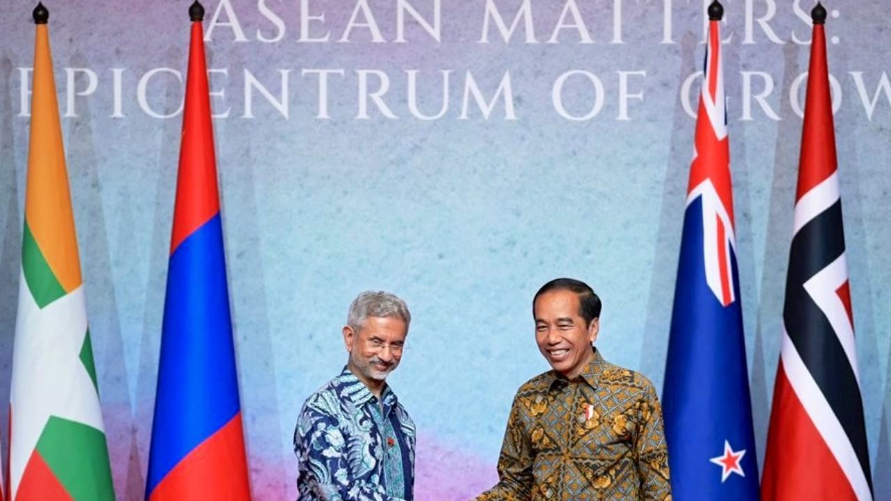 S Jaishankar (left) and Indonesian President Joko Widodo. Credit: Twitter/@DrSJaishankar