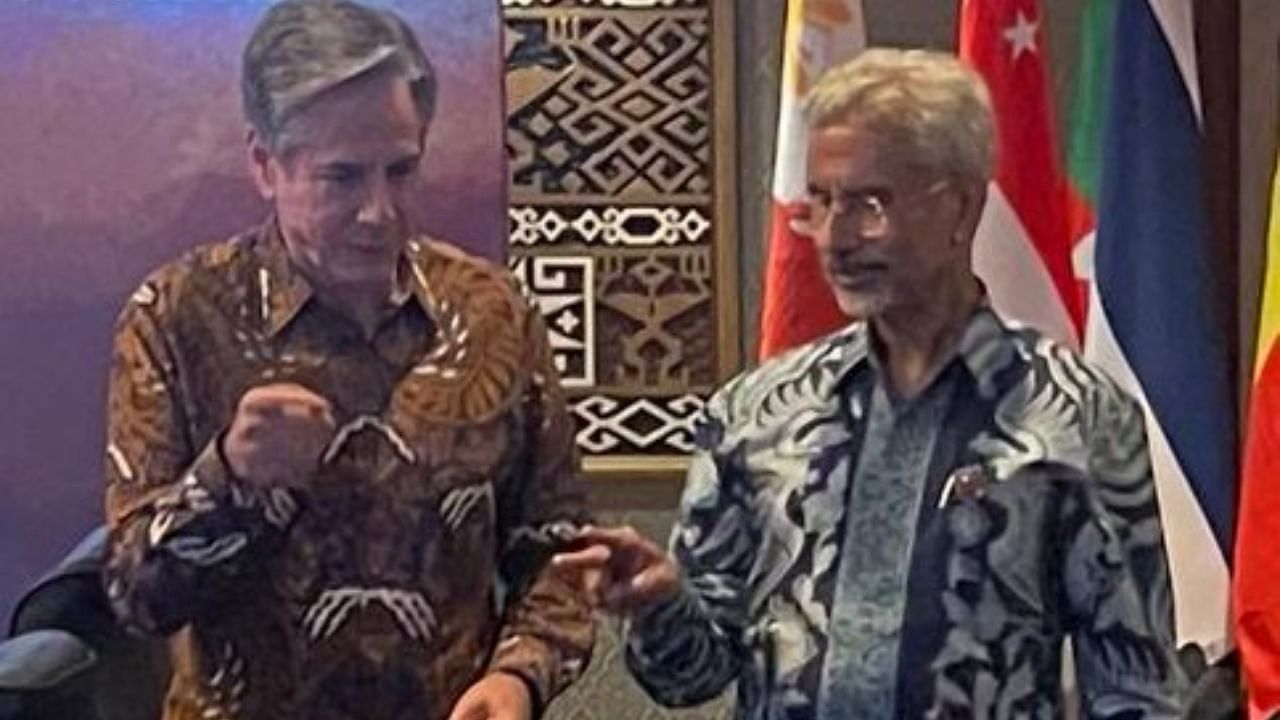 EAM Jaishankar (right) and US Secretary of State Antony Blinken (left) at the East Asia Summit. Credit: Twitter/@DrSJaishankar