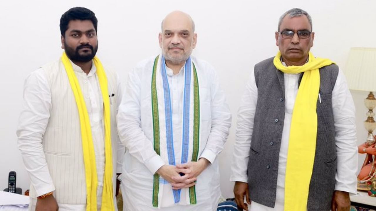 Union Home Minister Amit Shah (centre) with SBSP chief Om Prakash Rajbhar (right) who has now joined the NDA alliance. Credit: Twitter/@AmitShah