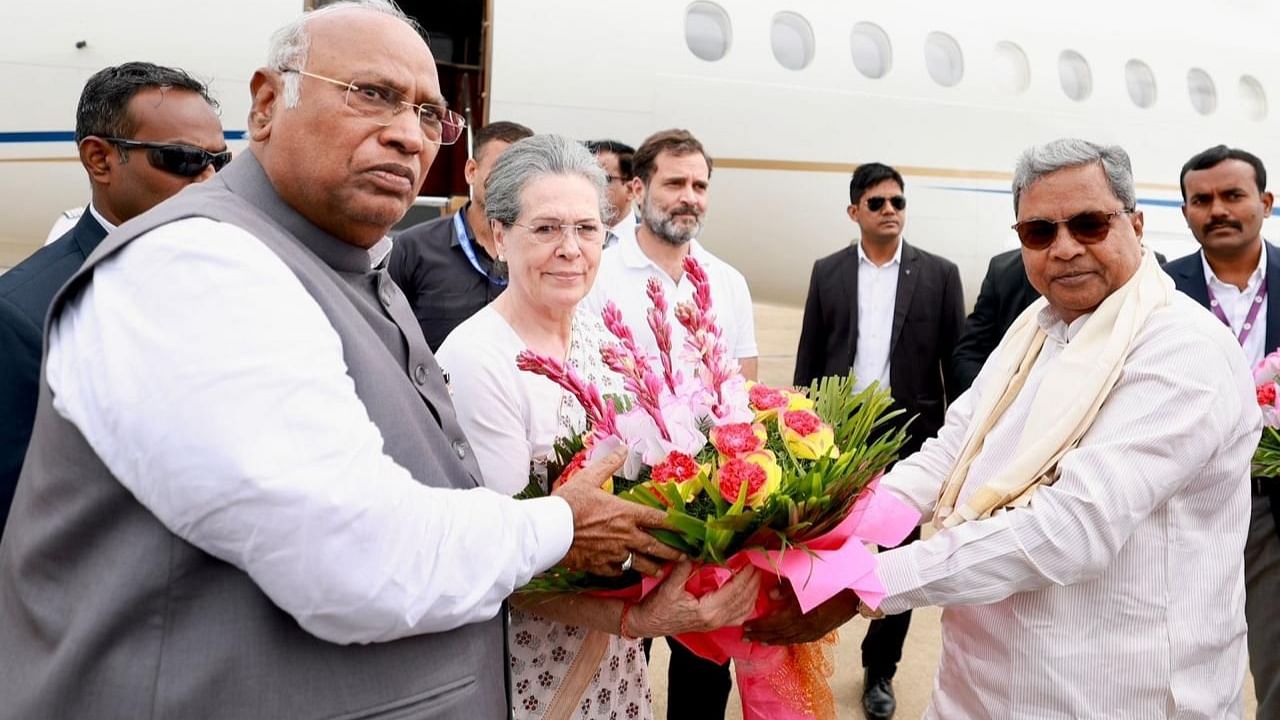 Congress President Mallikarjun Kharge (L), veteran leader Sonia Gandhi (C), and Karnataka Chief Minister Siddaramaiah (R) in Bengaluru ahead of the Opposition meeting, July 17, 2023. Credit: Twitter/@shemin_joy