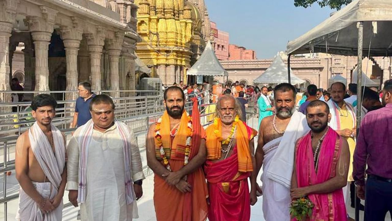 (Third from left) Sri Vishwavallabha Theertha Swamiji of Sri Sode Vadiraja matha, during his unique travelouge, visited the Kashi Vishwanath temple in Uttar Pradesh. Credit: Special Arrangement