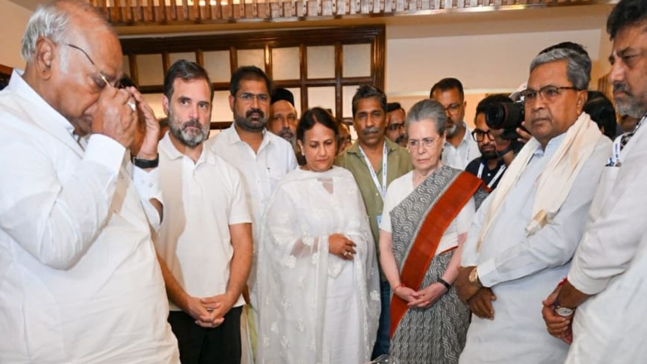 Mallikarjun Kharge, Rahul Gandhi, Sobia Gandhi and Siddaramaiah paying homage to Oommen Chandy. Credit: Karnataka Pradesh Congress Committee