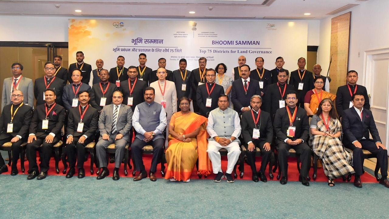 President Droupadi Murmu with the achievers of the Bhoomi Samman awards. Credit: Twitter / @rashtrapatibhvn