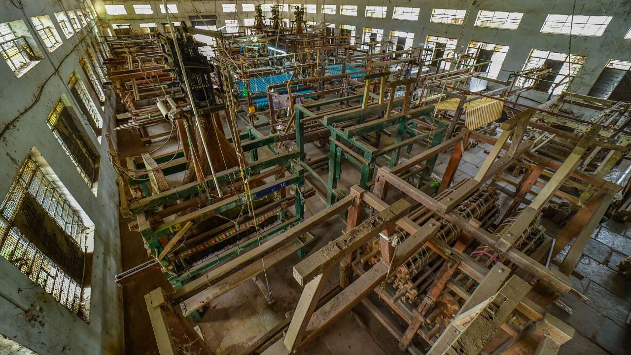 Nearly 25 of the 40 handlooms at the unit, run by the Karnataka Handloom Development Corporation in Bhagyanagar, are gathering dust due to poor maintenance and irregular supply of raw materials by the state government. Credit: DH Photo