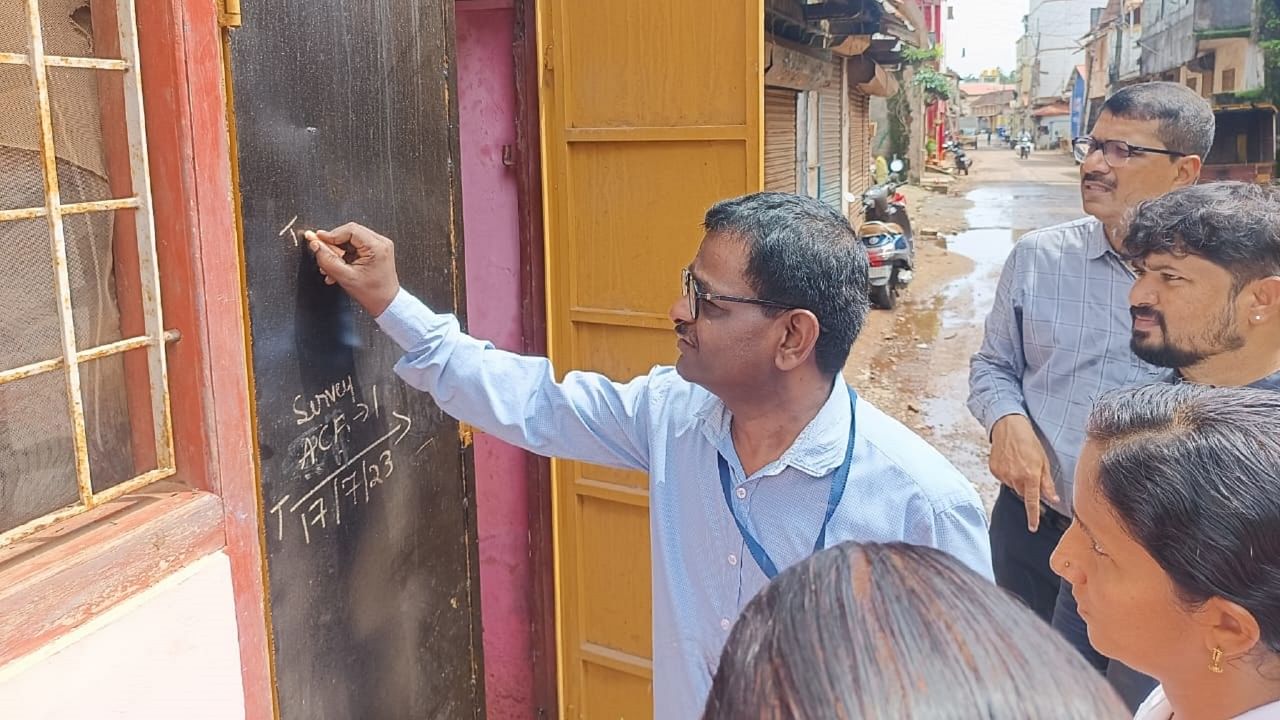 Officials conducting a survey for active tuberculosis detection in Mangaluru. Credit: Special arrangement