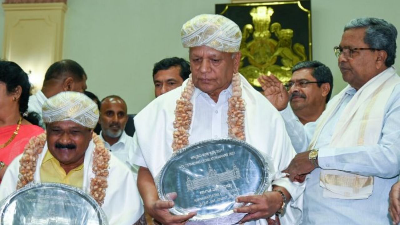 Chief Minister Siddaramaiah presenting  "Best Legislator' awards to former MLCs S R Patil and K T Srikante Gowda for the years 2021 and 2022, respectively at a function in Vidhana Soudha on Bengaluru. DH Photo/B K Shivakumar