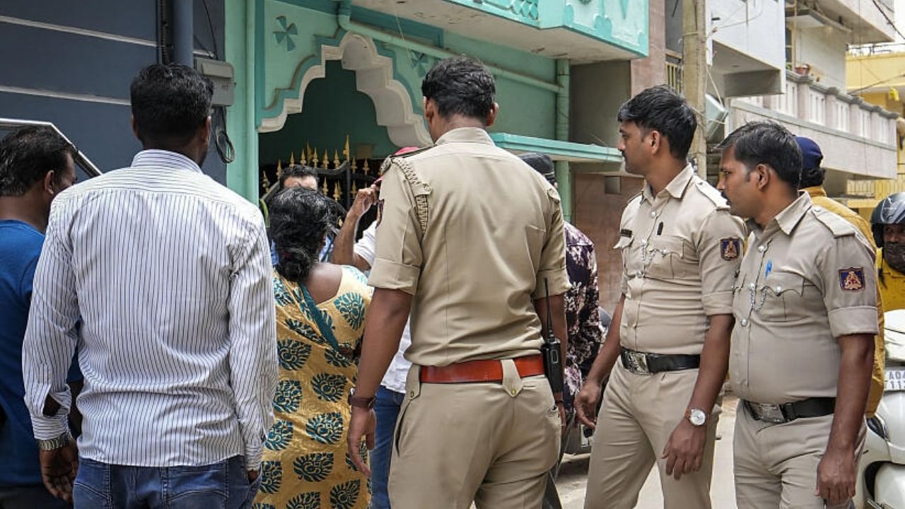 Police outside the house from where five suspected terrorists were arrested in Bengaluru on Wednesday. Credit: DH Photo