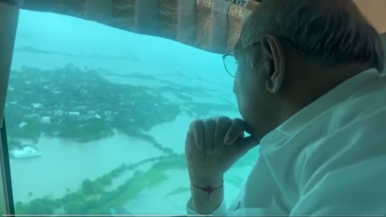 CM Patel conducted an aerial survey of Mangrol, Gir, Talala, Malia Hatina and other surrounding regions of Junagadh and Gir Somnath districts which have been affected due to waterlogging. Credit: Twitter/@CMOGuj