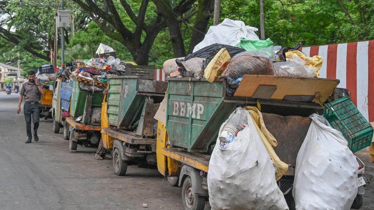 Auto tippers loaded with garbage in Bengaluru. Credit: DH file photo