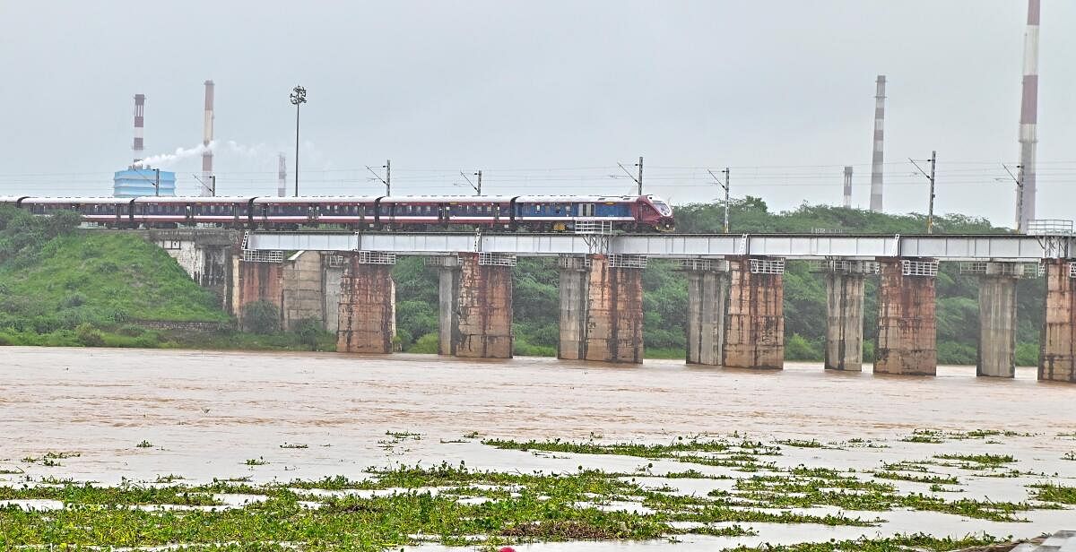 A train chugs on the bridge across River Tungabhadra in Harihar on Sunday. Credit: DH Photo/Satish Badiger