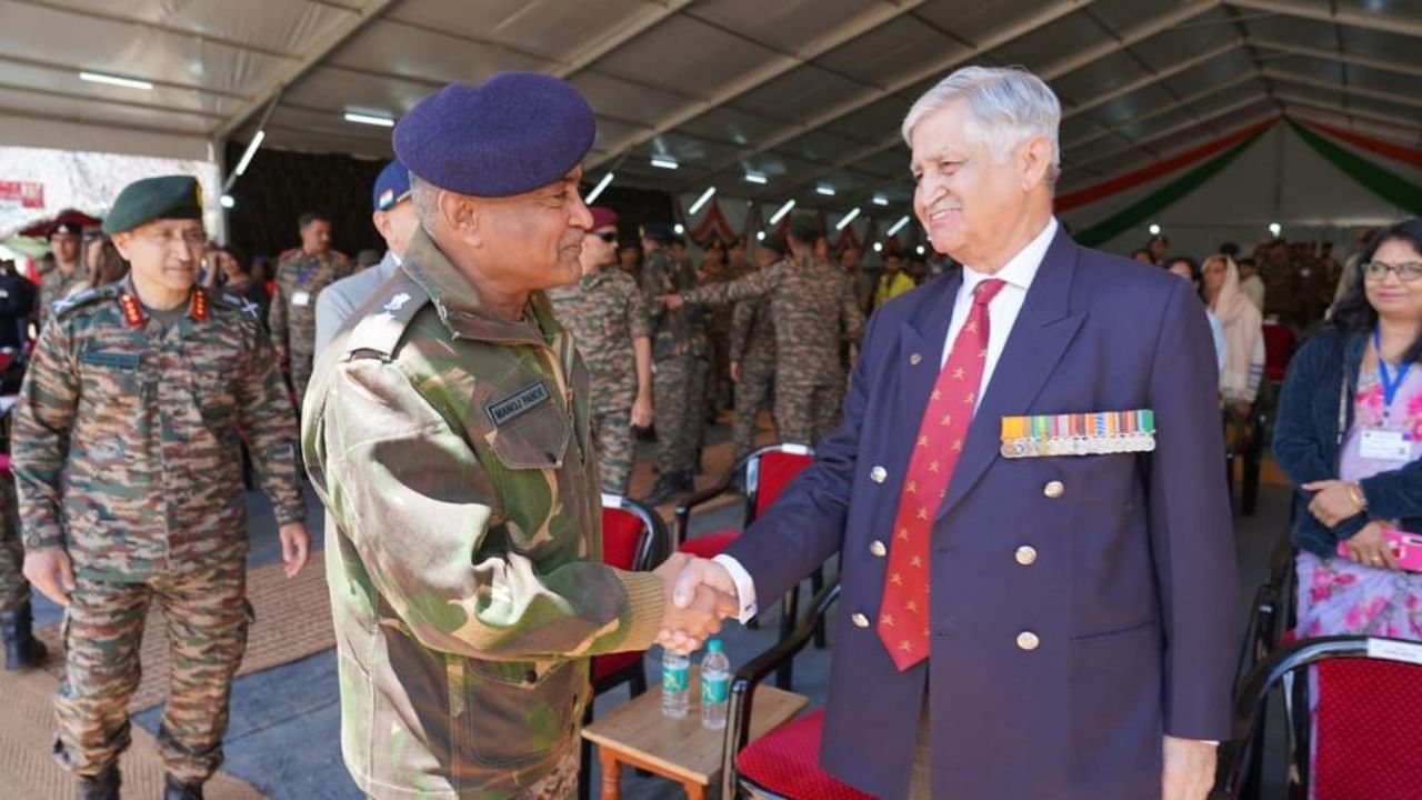 Army Chief Gen Manoj Pande with veterans. Credit: Twitter/ @adgpi