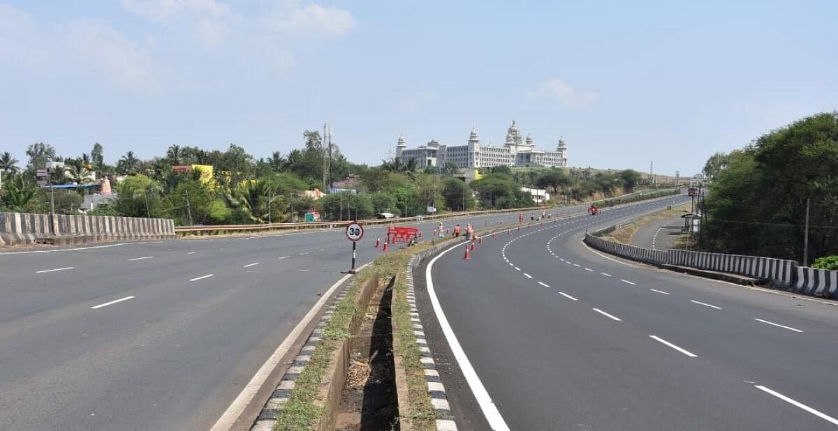 A view of the Pune-Bengaluru national highway in Belagavi. The highway is presently not crowded, except near city centres. Its capacity is underutilised, say experts. Credit: DH file photo