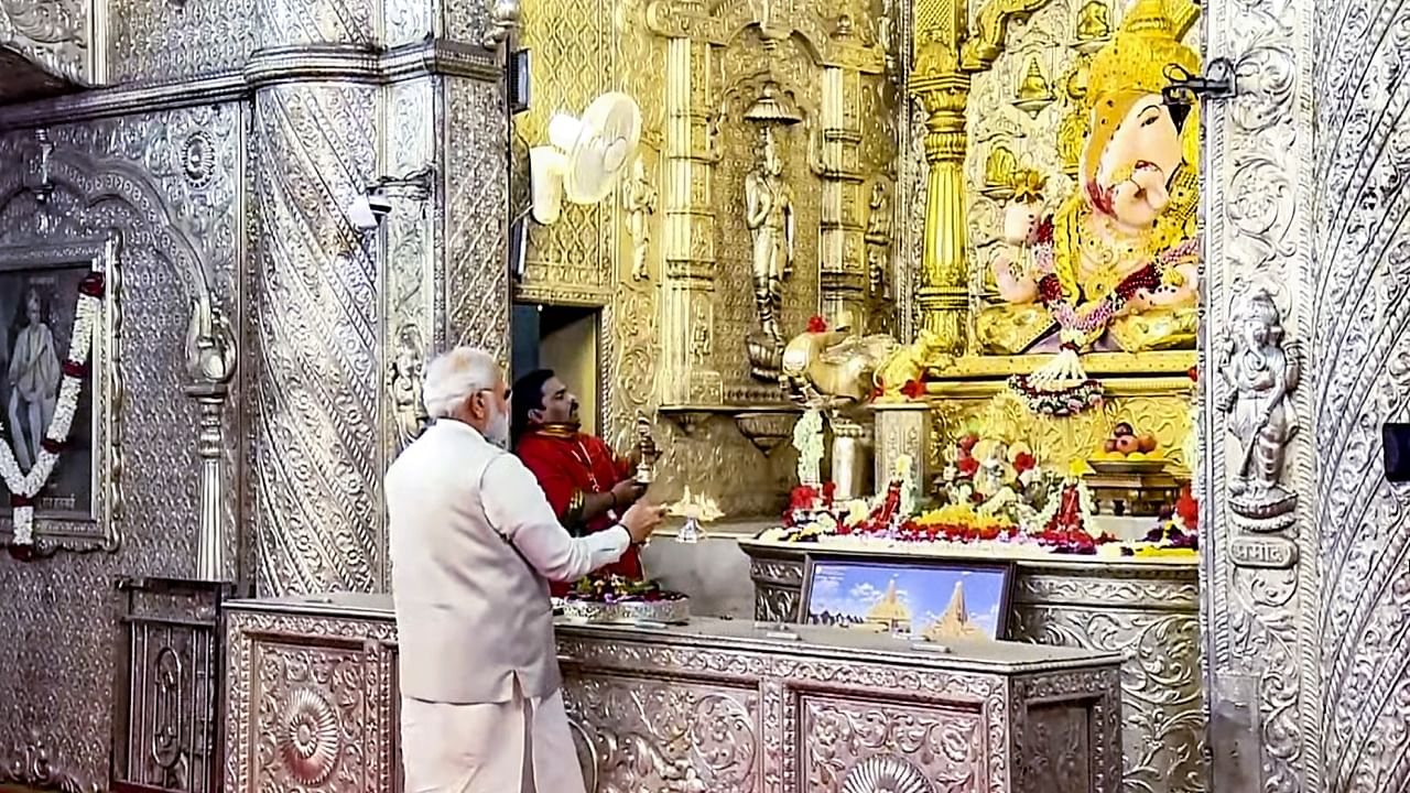  Prime Minister Narendra Modi offers prayers during a visit to Shrimant Dagdusheth Halwai Ganapati, in Pune. Credit: PTI Photo