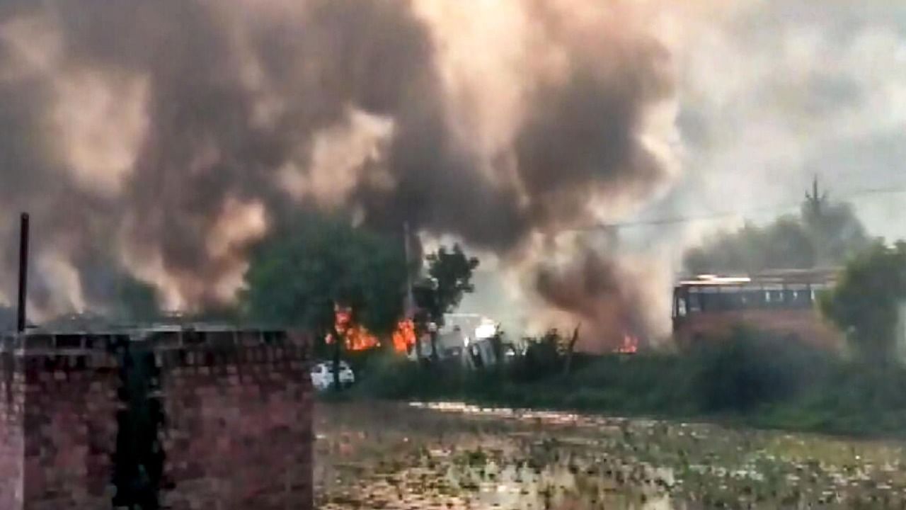 Smoke billows after miscreants set ablaze vehicles and shops as violence erupts in Sohna following clashes in nearby Nuh, in Gurugram district, Monday, July 31, 2023. Credit: PTI Photo