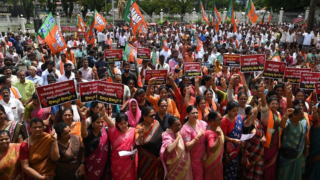 BJP district unit workers staged a protest in front of Town Hall in Mangaluru on Monday. Credit: DH Photo