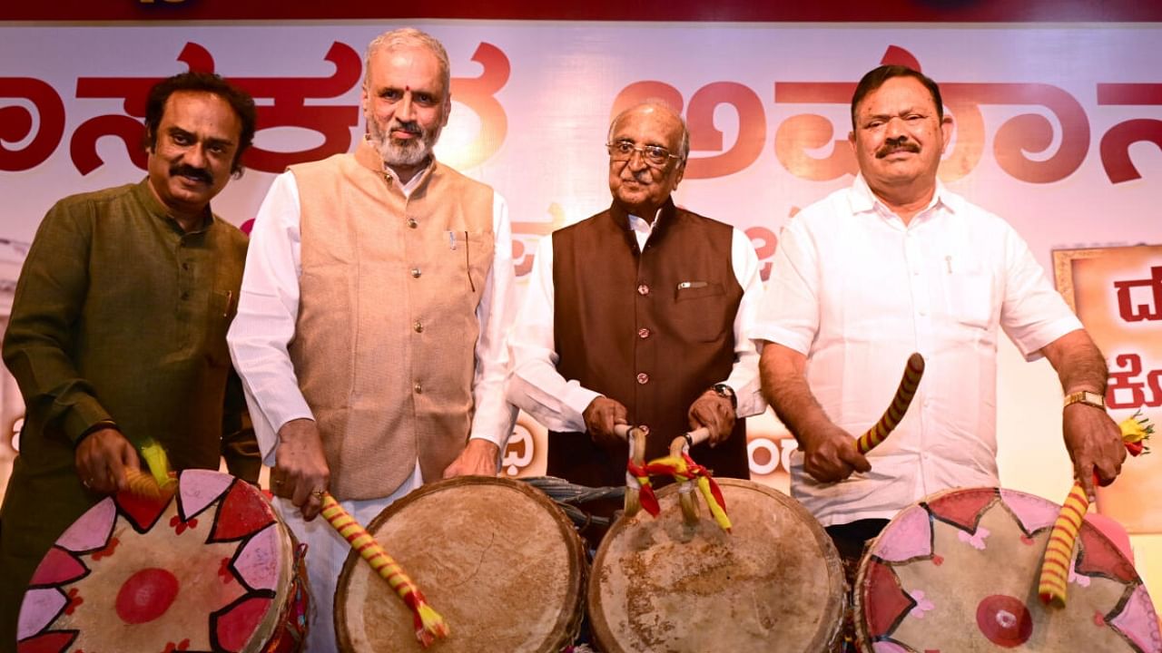 H M Chandrashekar, president, Citizens for Democracy, Bengaluru; Vishweshwar Hegde Kageri, former Assembly speaker; D H Shankaramurthy, former Council chairman and A T Ramaswamy, former MLA, inaugurate a discussion on ‘Suspension of MLAs’ by beating the drums, in the city on Thursday. Credit: DH Photo