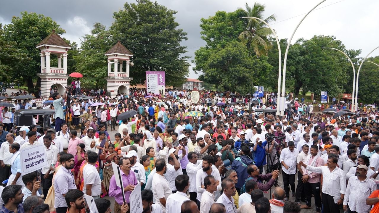 Akhila Karnataka Sri Manjunatha Swamy Bhaktavrinda members stage a protest in Ujire. Credit: DH Photo